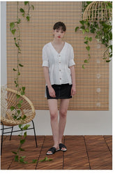 Tailored Linen Blouse with Puff Sleeves and Button-Front Detail